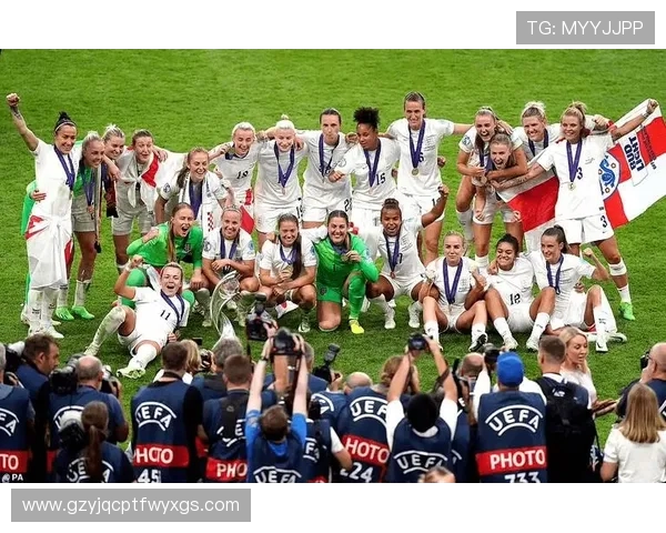 慈善赛争议飞铲！博努奇放倒前英格兰女足队长(3)